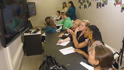 students observing children in the lab