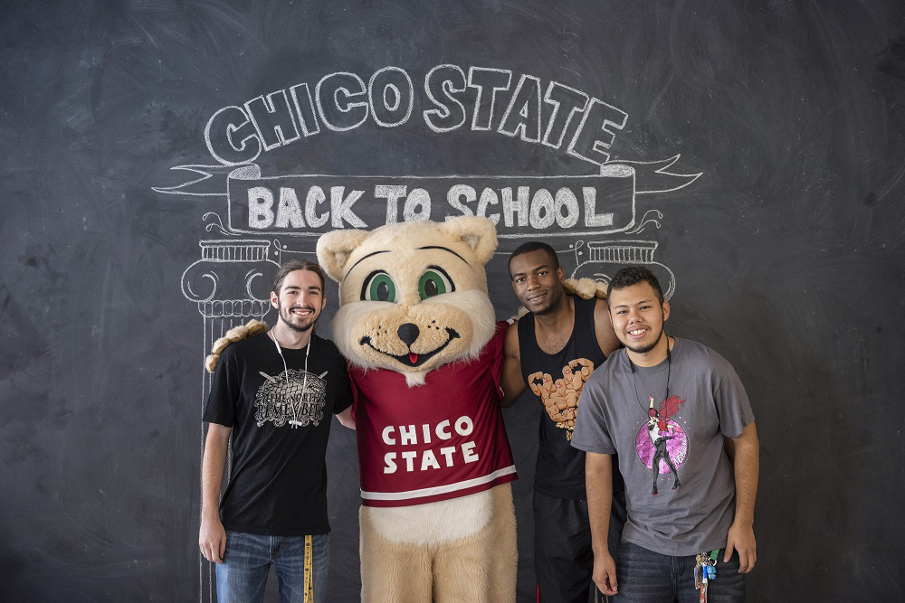 Students pose with Willie the Wildcat at CSU, Chico