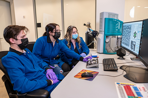 students working in the Electron Microscopy Lab 