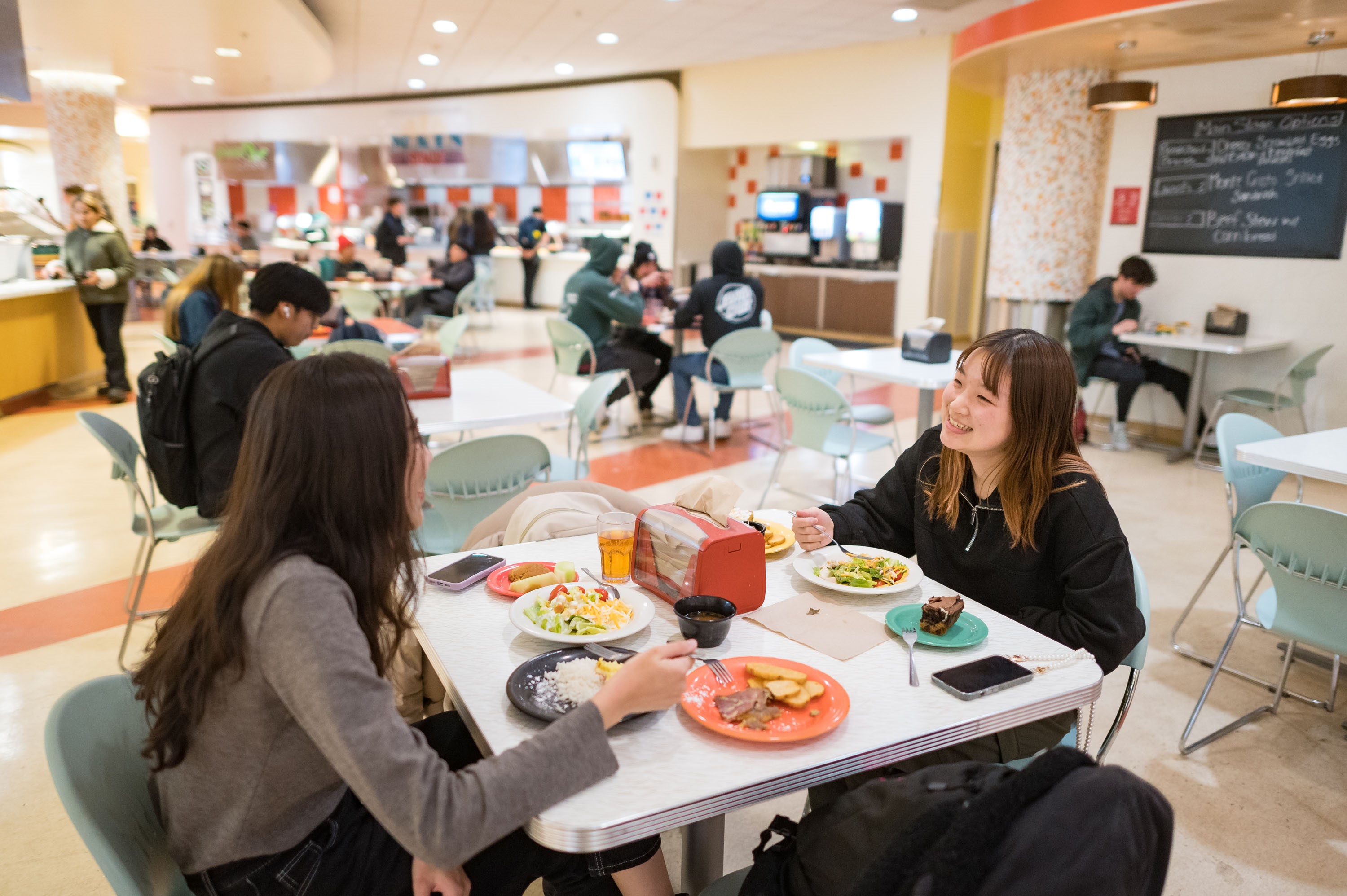 dining-hall-students-eating