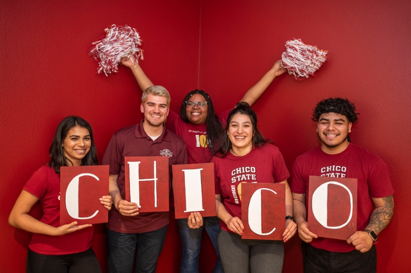 students with pompoms & chico sign